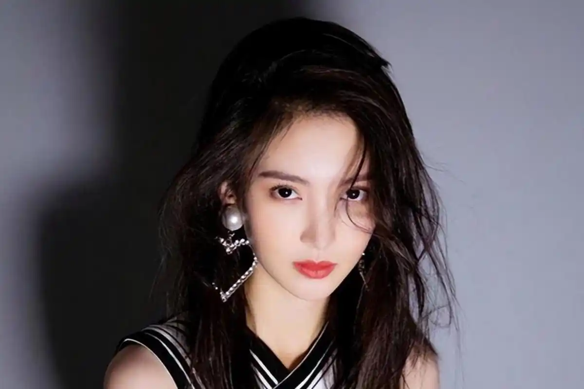 与邓伦恋情无疾而终,后与其他男星传绯闻.