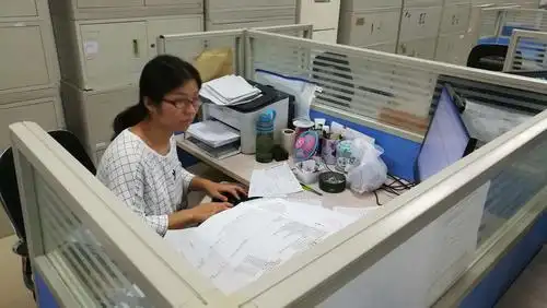 "扶贫,双创,业务三不误"县支付局会计人员利用晚上开展业务工作