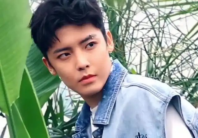 侯明昊又一夕阳照来啦眉钉侧脸尽显帅气镜头靠近那一刻绝了