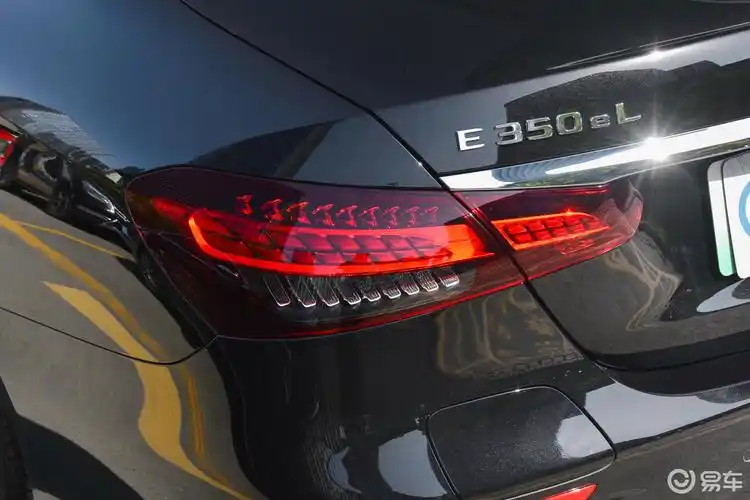 【奔驰e级 插电混动2021款e 350 e l 运动型尾灯侧45度俯拍汽车图片-