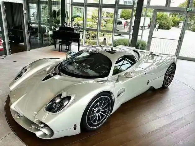 帕加尼huayra两门两座硬顶和敞篷