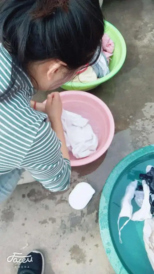 妈妈正在帮我们洗衣服.