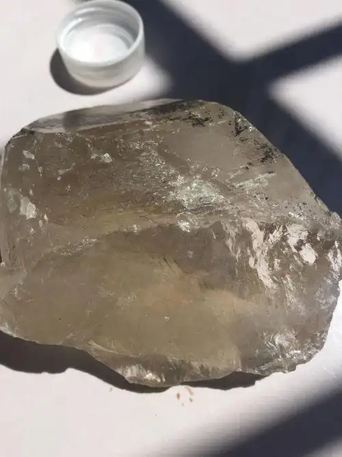 天然锆石原石有三角状内?