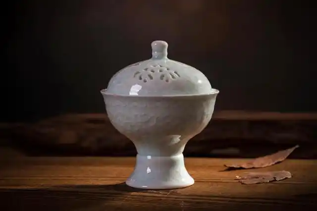 青白釉注子,通高18.7厘米,注碗圈足外径8.3厘米.由注子,注碗组合而成.