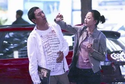 传闻  坊间流传,鄢颇被砍的幕后主使是演员李小冉的前男友——孙东海