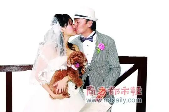 何辉举行注册仪式自认当时头脑一片空白