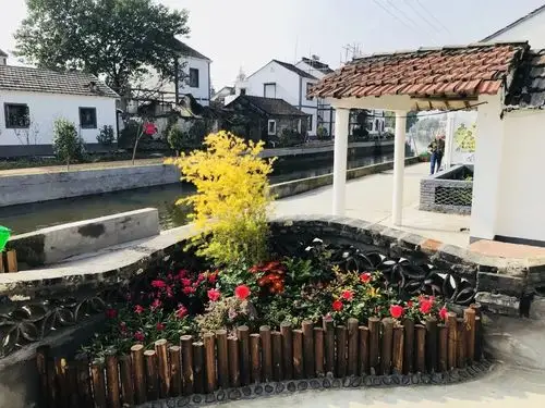 打造兼具现代乡土风情和传统江南水乡特色的景致景观,创建环境卫生