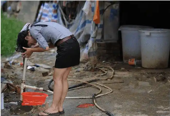 工地上的农村女人生活看完后心酸