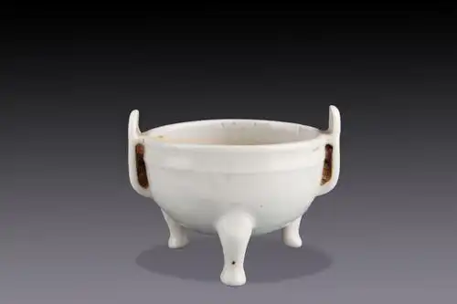 陶瓷 > 白釉香炉 类    别:   陶瓷 年    代:   清 尺    寸:   高8.