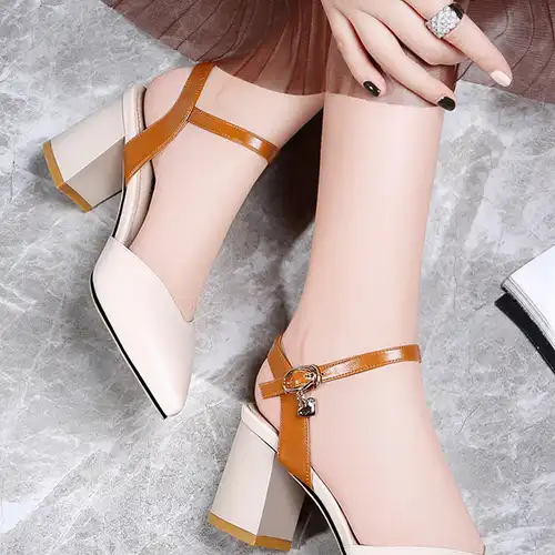 过时的凉鞋别穿了,今夏流行一字带凉鞋,显瘦又显腿长!