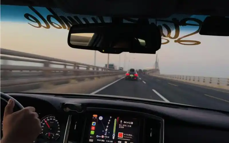 14代丰田皇冠高速公路行驶,车内视角拍摄