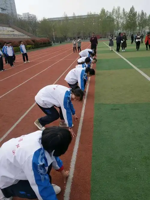 运动使人快乐,绽放阳光活力!艺体中心吴福印老师之《蹲踞式起跑》 -