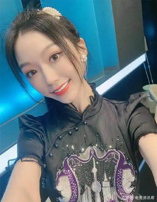 kpl女解说天云险些走光浅色长裙成焦点怪只怪网友眼太尖了