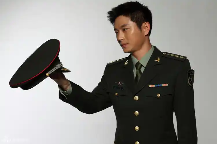 组图:马克全新阳刚写真 展现军人风范_高清图集_新浪网