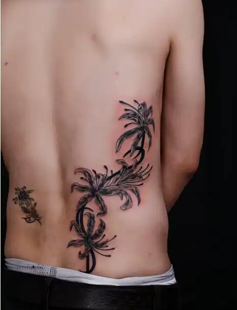 后腰部漂亮好看的彼岸花纹身图案图片