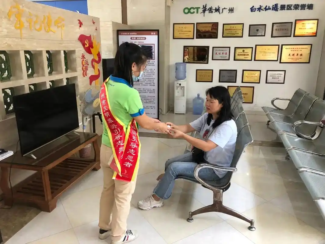 平凡的人,平凡的岗位,我们白水寨景区用心服务,感动常在.国庆 - 抖音