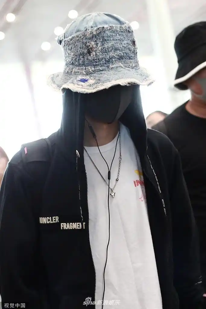 王一博帽子叠戴开辟新穿搭为防偷拍直接裹成了一个粽子