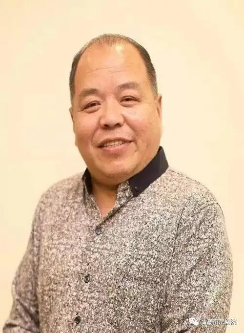 2004年拜在京胡圣手燕守平先生门下,曾为李荣威先生录制唱段,贾增