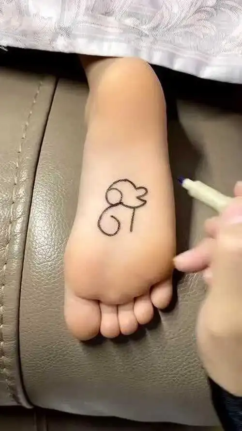 在孩子脚上画画连画纸都省下来了还增进了亲子关系