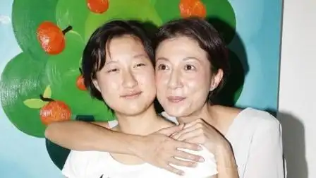 吴绮莉素颜用餐神情放松 发文谈演艺不提女儿结婚