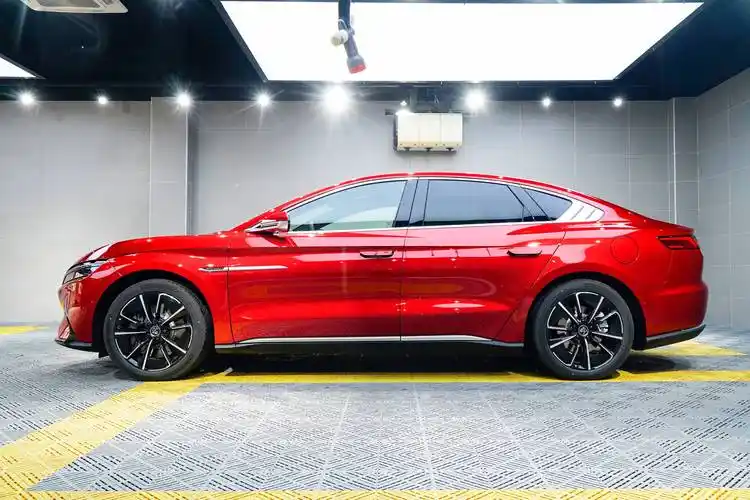 红色比亚迪汉施工隐形车衣,室外展示