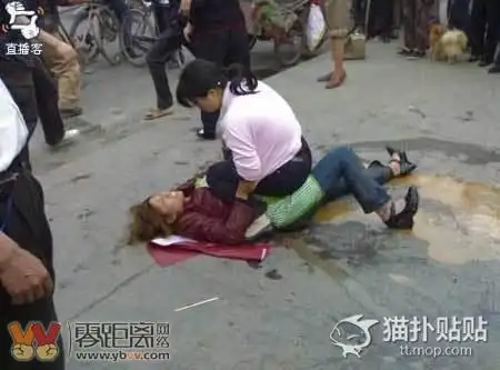 女子闹市抓奸小三被打出屎了真给打出来了有图有真相