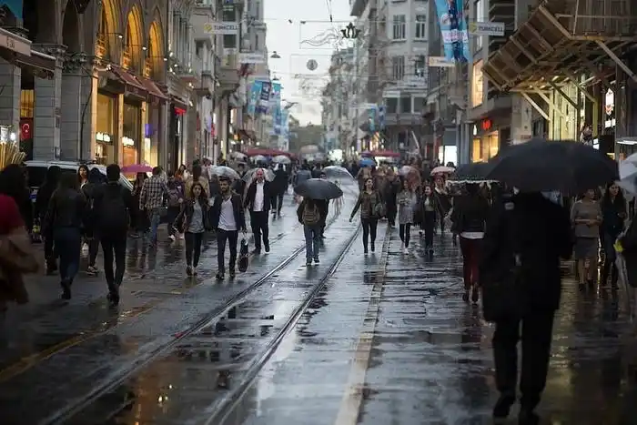 街上的人人群人步行街道城市男人女人