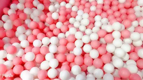 粉嫩嫩的,很好看,里面有粉红的海洋球,粉红的大蹦床和粉红的海绵堆积