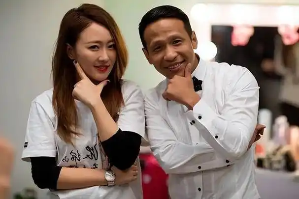 演员宋小宝成名后抛弃霍晓红再婚娶粉丝王雪如今成人生赢家