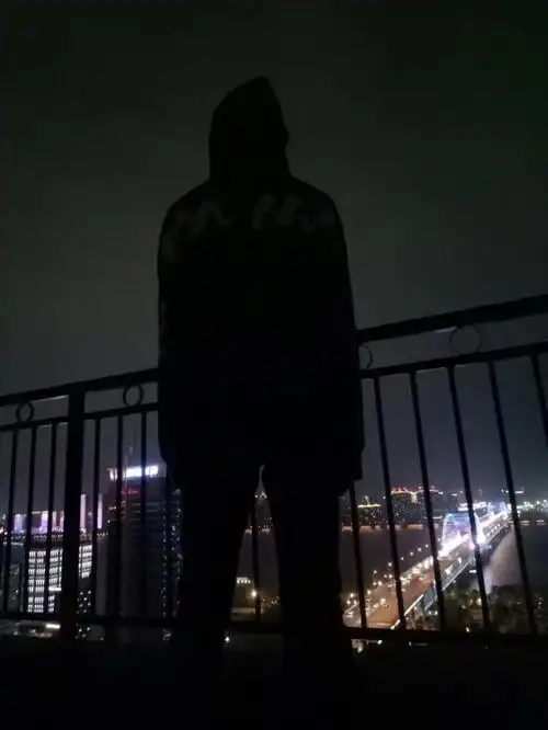 站在楼顶的我,静静地看着月亮,回忆着过去.