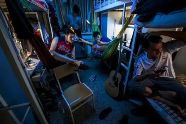 大学生在寝室玩游戏