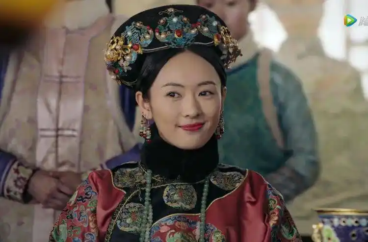 原创如懿传中高晞月的7个贵妃旗头极尽奢华有种华妃的既视感
