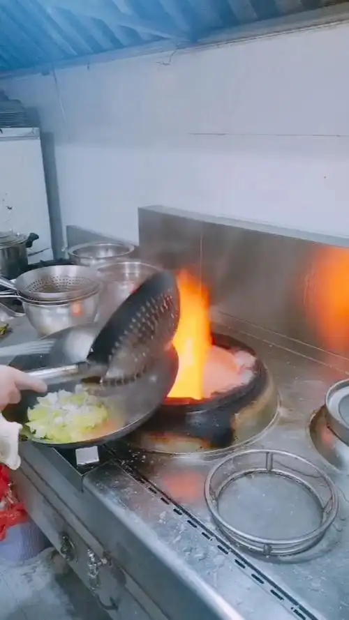 饭店监控下厨师工作#厨师是这样炒菜的