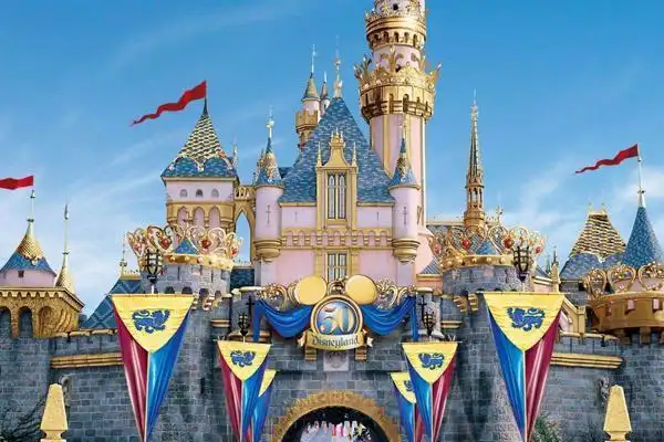 进入迪士尼乐园就像进入了一个梦幻的王国,里面有一座只属于你的梦幻