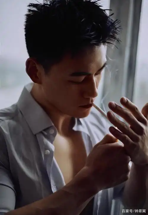 穿着个性时尚衬衫的90后男人,俊郎,帅气有气质,你喜欢正装控吗