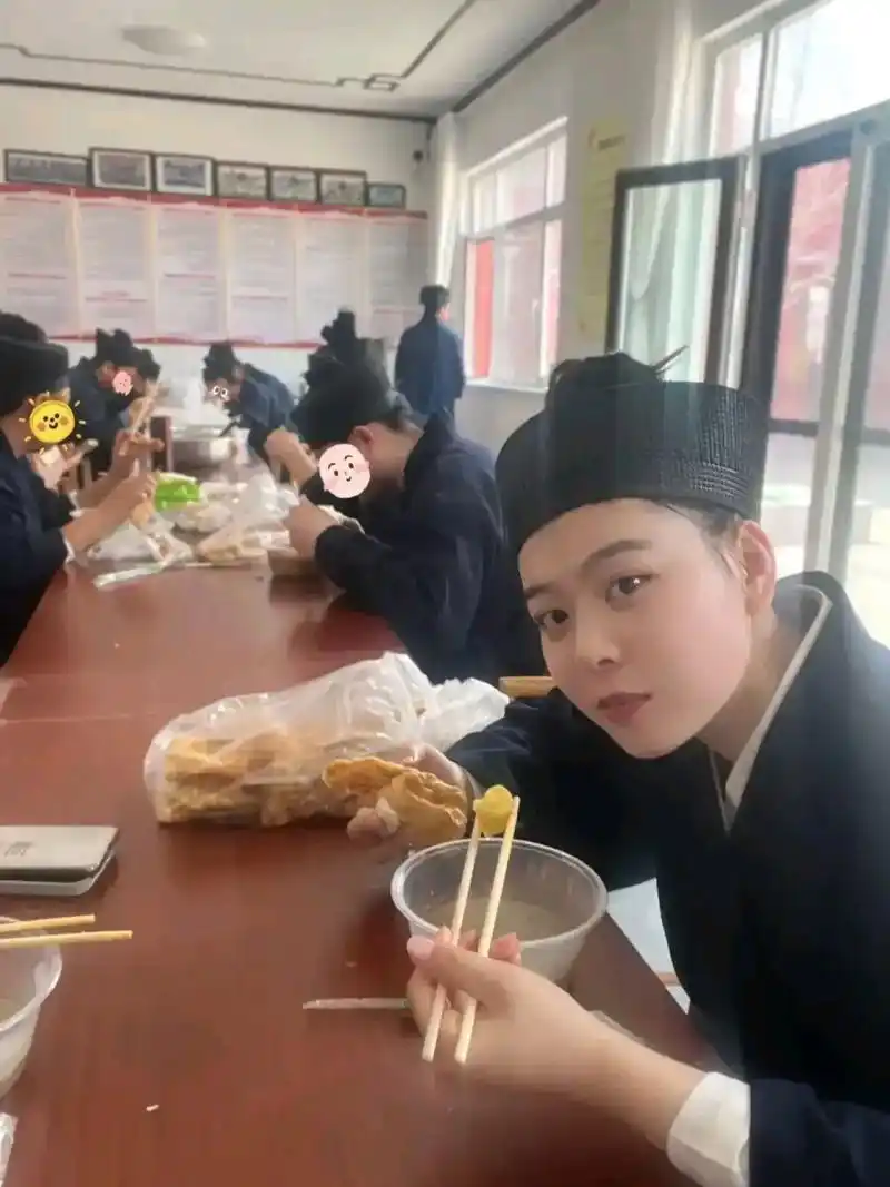 在清修的道观里,一群道士正在吃早餐,这一幕被好事的游客抓拍到,一个