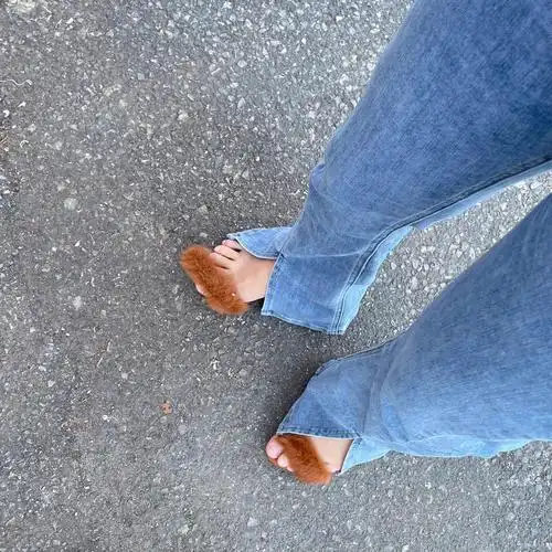 买零食的路上芭娜娜鞋坏了 ,顶着百分百的回头率赤脚重进超市买了双鞋