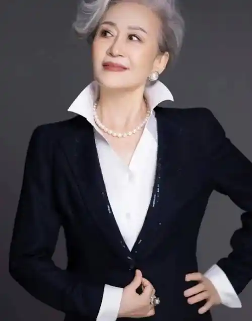 72岁总裁奶奶告诉你:有钱不一定精致,但精致一定要有钱和品位_刘明明