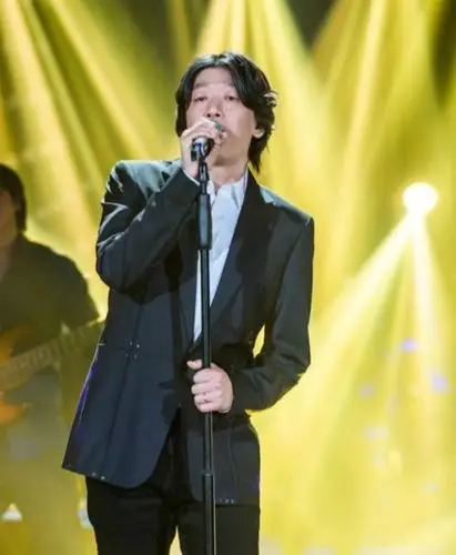 场突围赛,老狼穿上一身帅气西装,并选择了好友郁冬的作品《虎口脱险》