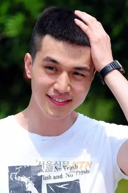 真不敢相信,这个男人快40岁了,是吃了防腐剂吗?_李栋旭