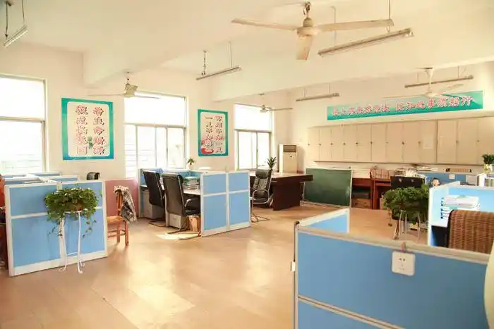 美化办公环境提升工作效率阜阳二中开展教师办公室文化建设评比活动