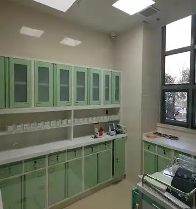 治疗室,处置室现钢制医用家具4)护士站吧台采用现代设计,医用环保