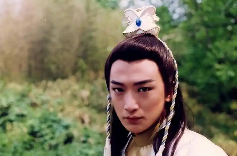 原创演员邵峰罕见露面皮肤黝黑老态明显与路人争执面露不悦