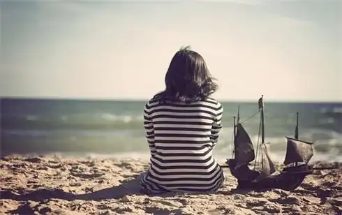 伤感背影图片女生长发