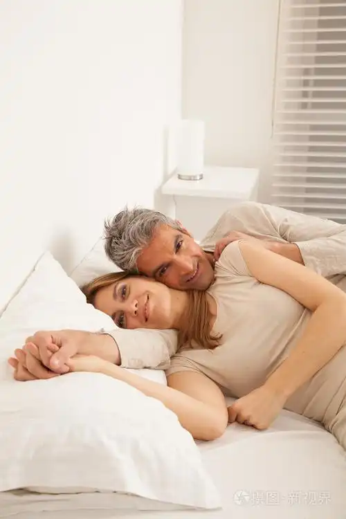 拥抱的夫妇睡在床上