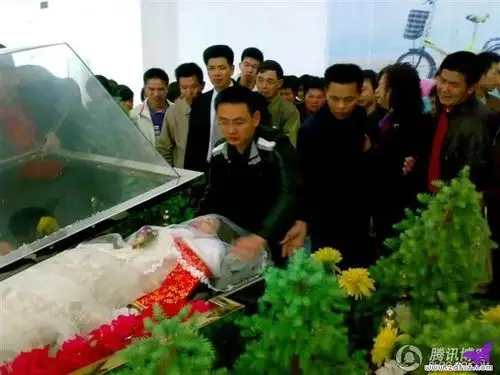 真爱致敬新娘结婚前8天遇害新郎抱遗照殡仪馆办婚礼太感人了如果是你