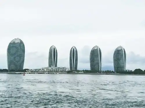 这就是三亚的标志性建筑——凤凰岛的帆船酒店