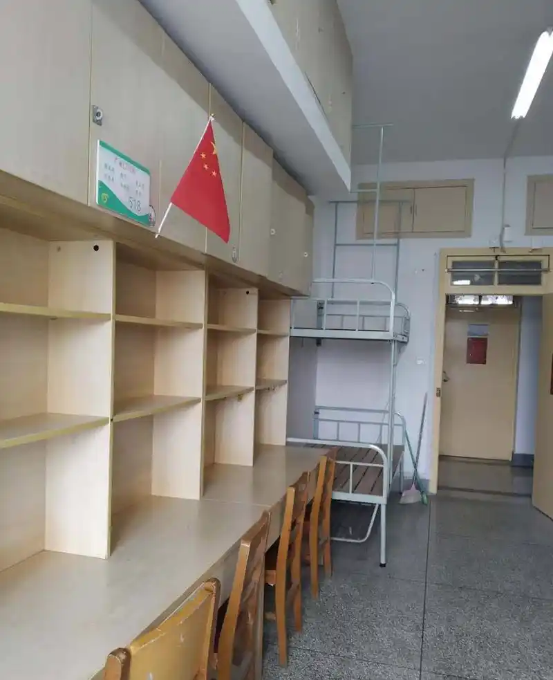 扬州大学荷花池校区12号楼的一位宿管阿姨,近日,她在对毕业生宿舍做