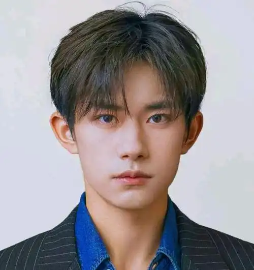 易烊千玺脸垮了,谈谈四字黑粉那些事