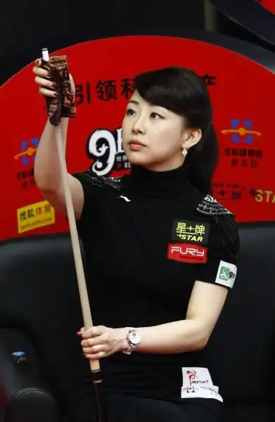 图文2011世界9球北京公开赛赛况潘晓婷擦拭球杆